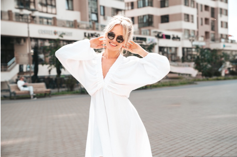 Jakie buty do białej sukienki? Stylizacje z białą sukienką — buty eleganckie czy buty sportowe?