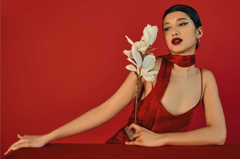 Jaki makijaż do bordowej sukienki?