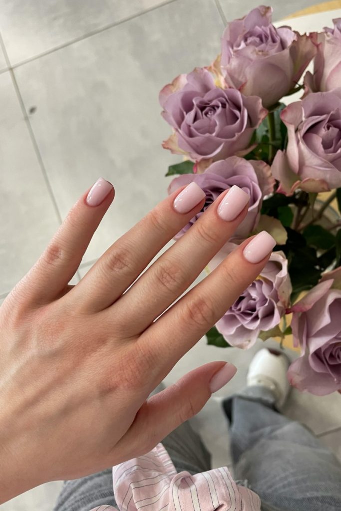 paznokcie nude jasny róż