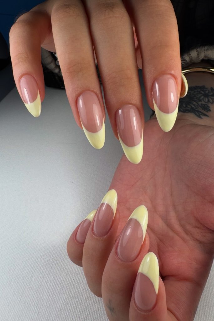 paznokcie butter yellow french