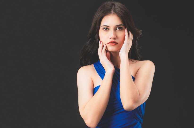 brunetka w granatowej sukience