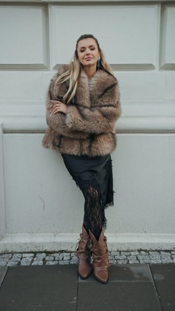 Café mood on - cozy meets sexy. Latte boots, satin touch & full glam energy. 🤎🔥
Futerko Monella: 398575
Sukienka Monoria: 401660
Kowbojki Ilova:399770