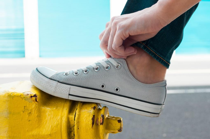 Jak nosić szare trampki? Propozycje stylizacji z szarymi trampkami w roli głównej