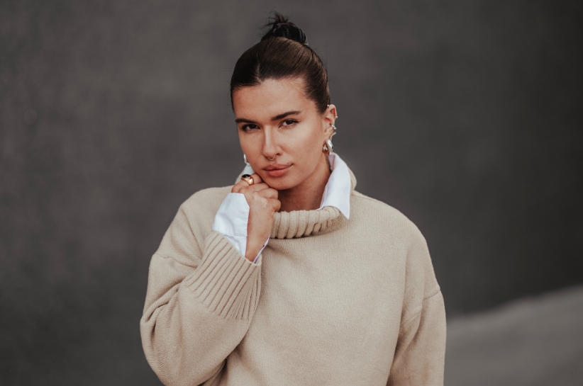 Zoom na beżowy sweter – jak stylizować ten kultowy model, by wyglądać jak fashion icon?