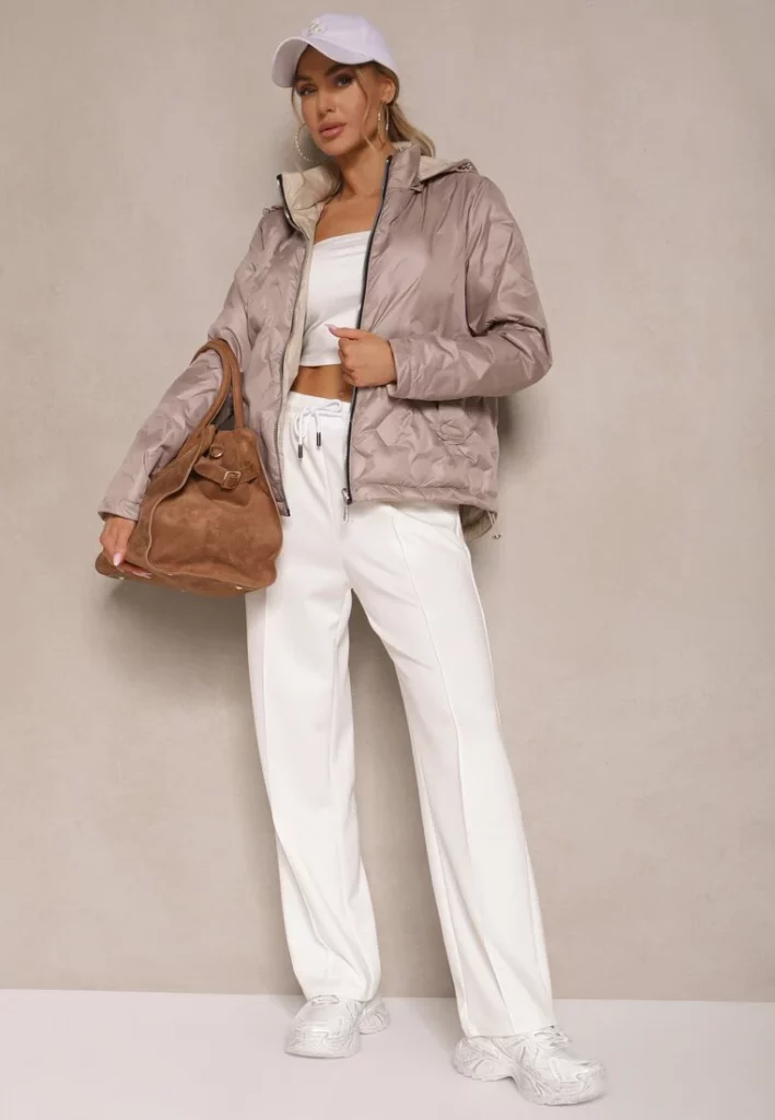 blondynka w beżowej kurtce puchowej dwustronnej