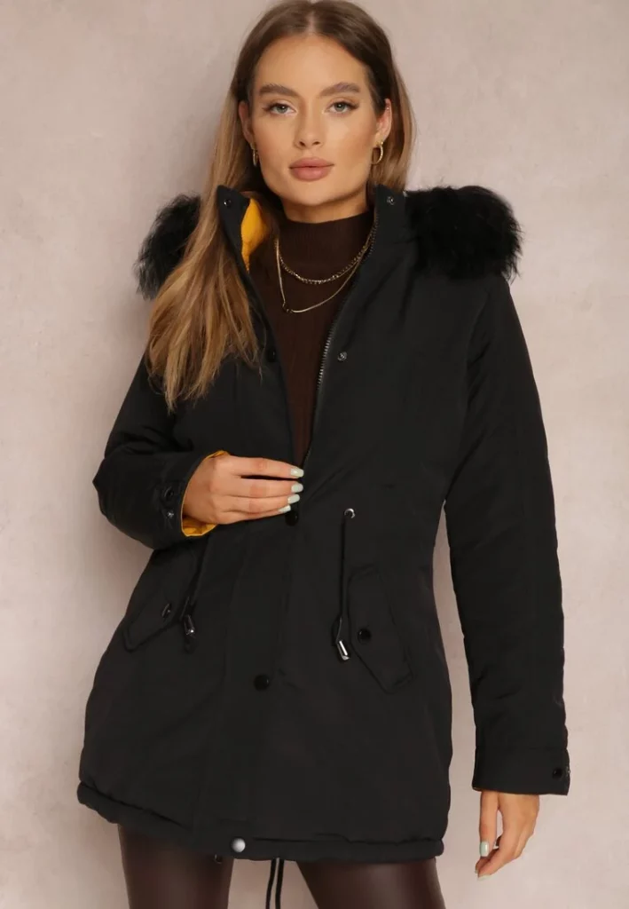 blondynka w czarnej kurtce z futerkiem
