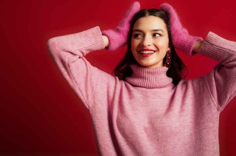różowy sweter stylizacje