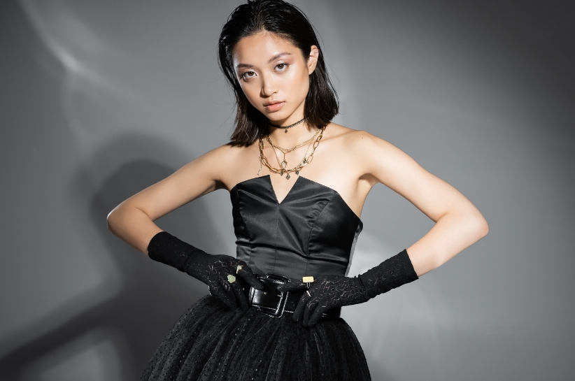 Szeroki pasek do sukienki – sprawdź, jak to się nosi!