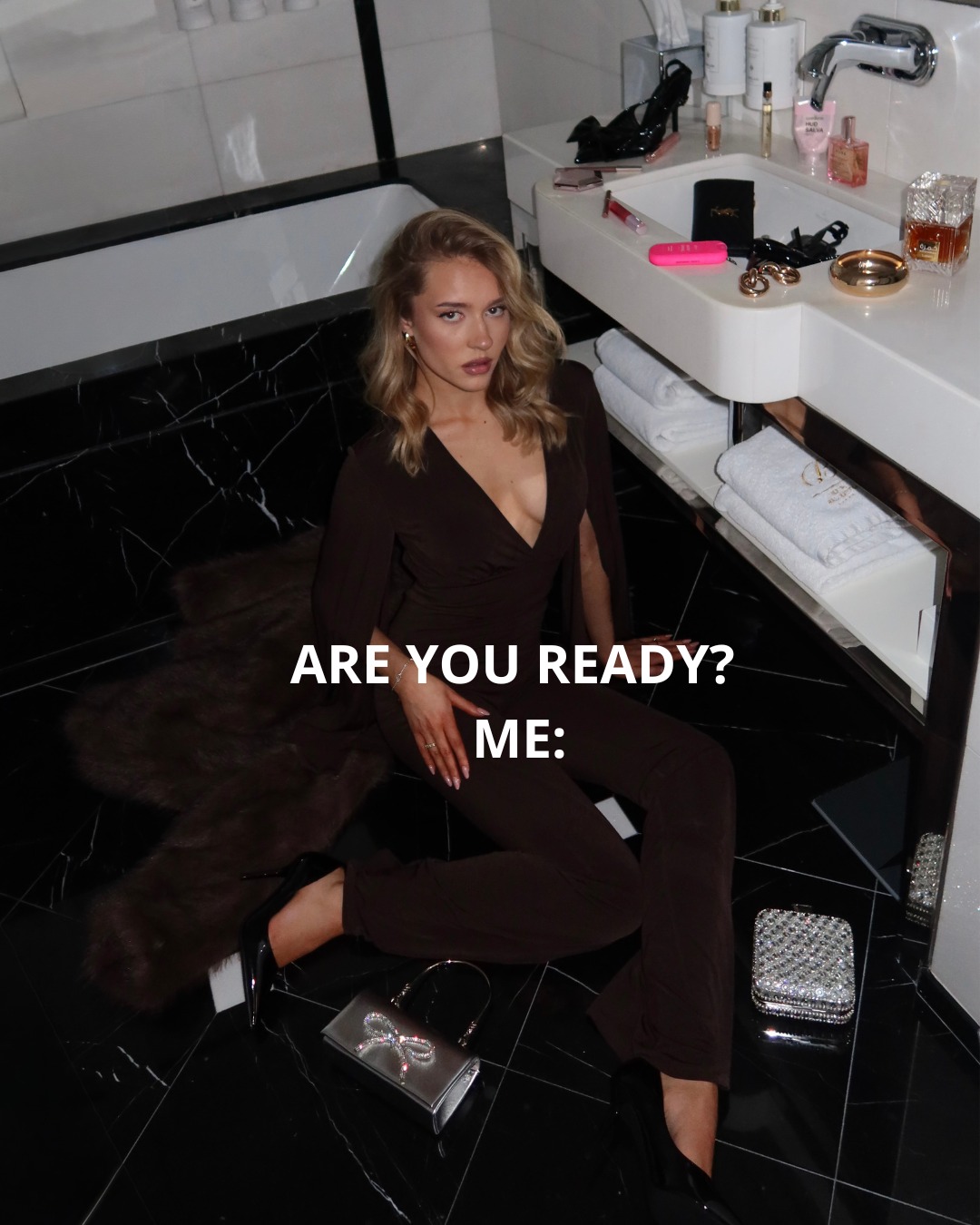 Ten moment, gdy styl jest gotowy szybciej niż Ty 🔥
Wieczorowy look idealny na Valentine’s i każdą noc, kiedy chcesz błyszczeć. 💘
Kombinezon Andrika: 402092