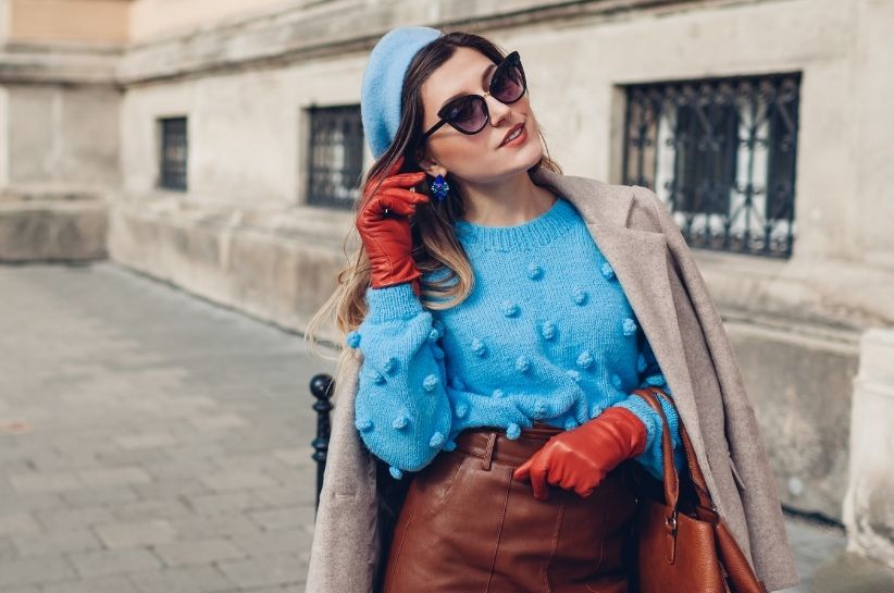 niebieski sweter damski stylizacje