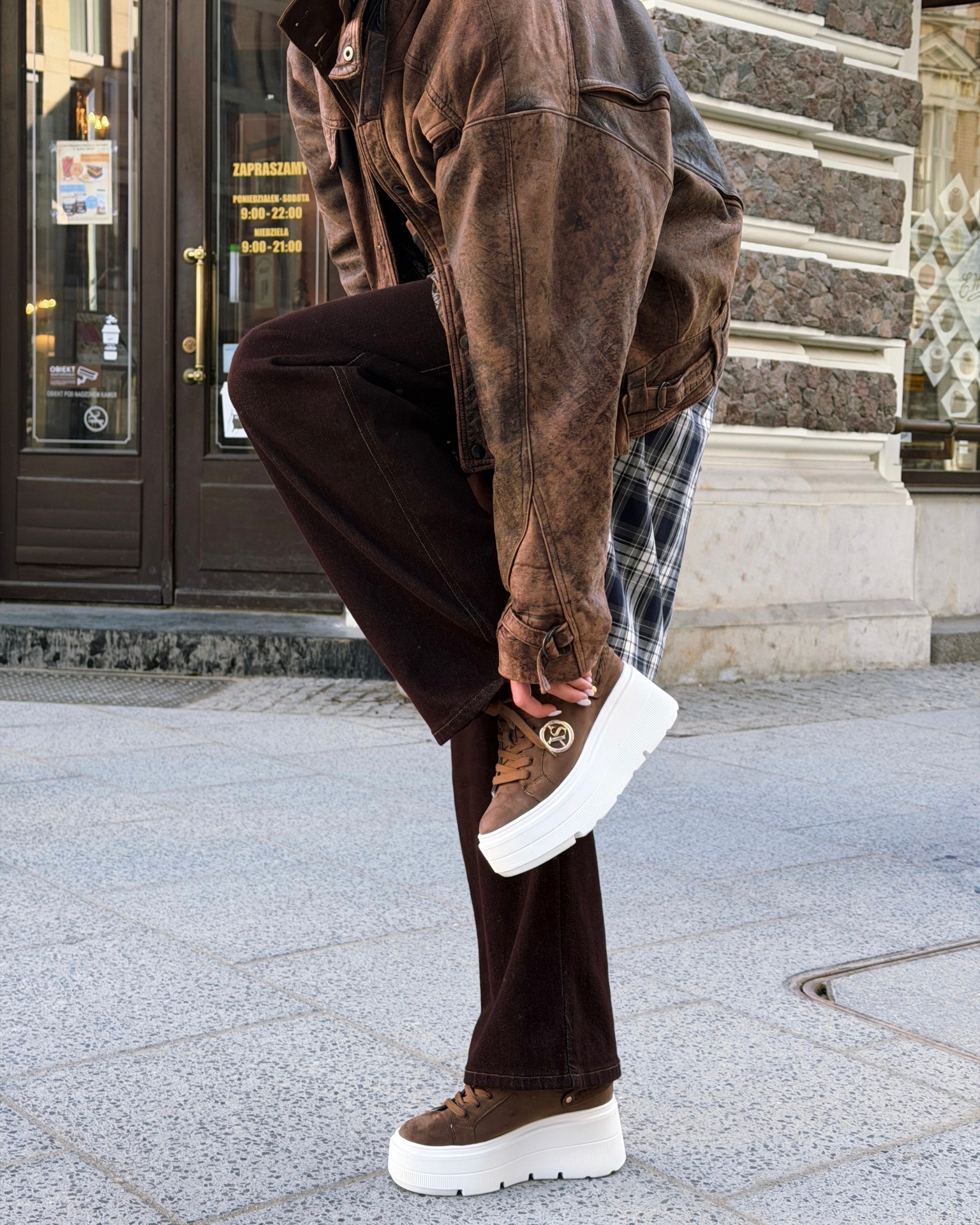 Girls who get it… wybierają sneakersy. 👟🤎
Na szybkie dni, city spacery i kawę w biegu.Sneakersy Tatellia: 404574