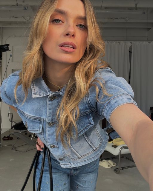 Jeśli wiosna, to:
denim od stóp do głów. 💙
Ale umówmy się -
zamsz też ma swoje momenty… 👀
Jeansy Lilyss: 402626