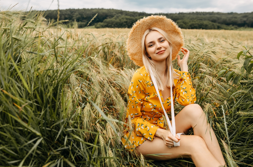 Żółta sukienka – stylizacje na wesele