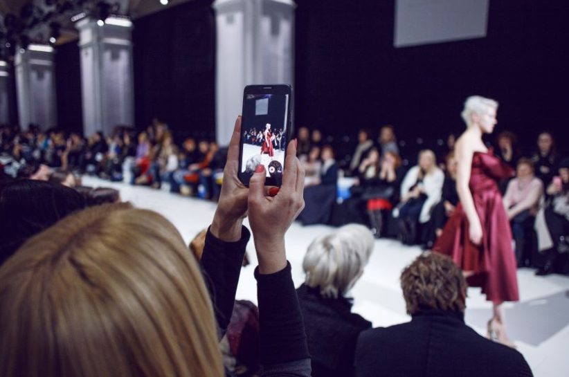 Okulary Chanel, koszula Armani i sukienka Versace – trendy 2023 z Paris Fashion Week