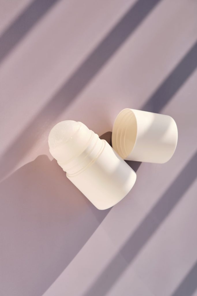 dezodorant na jednolitym tle 