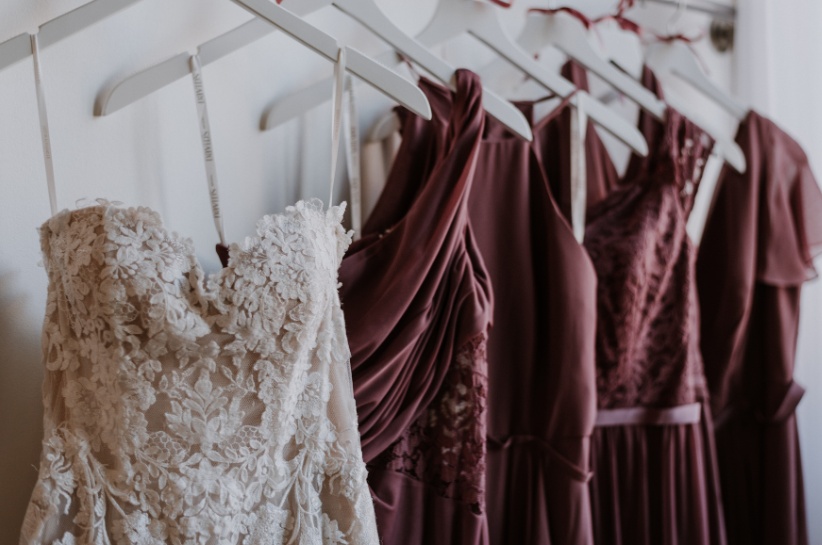 Eleganckie sukienki dla świadkowej — jak wybrać sukienkę dla świadkowej, aby wyglądała trendy?