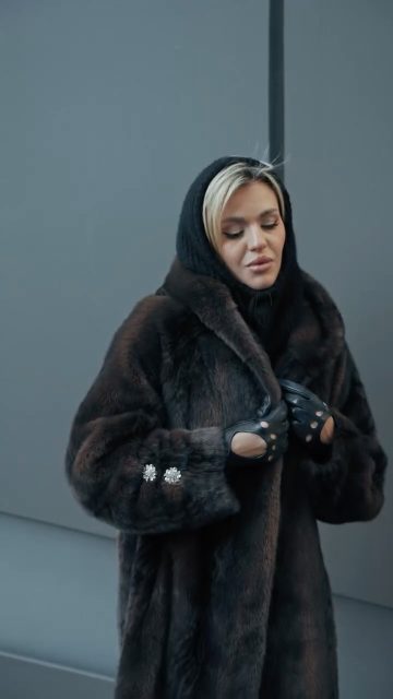 Warm fur to keep you chic and cozy this winter! 🖤 Zimowy must-have w każdej szafie. ❄️
Futerko Esavia: 398573