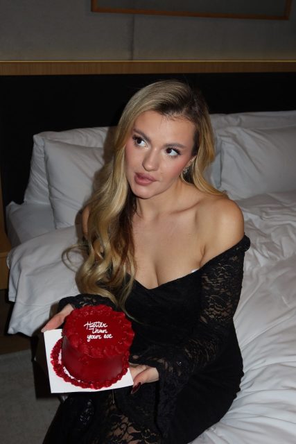 Hotter than your ex 🔥
Sassy, classy & a little bit cake-y 💋🍰
Sukienka Drenvienne: 402814