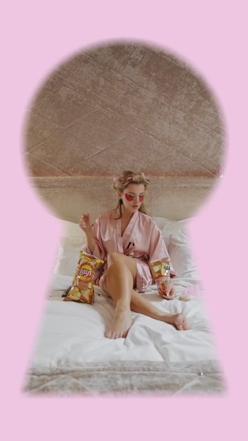 Kupujesz idealną sukienkę na wesele…
a plan kończy się na Haribo night. 🍬Shop at renee.pl