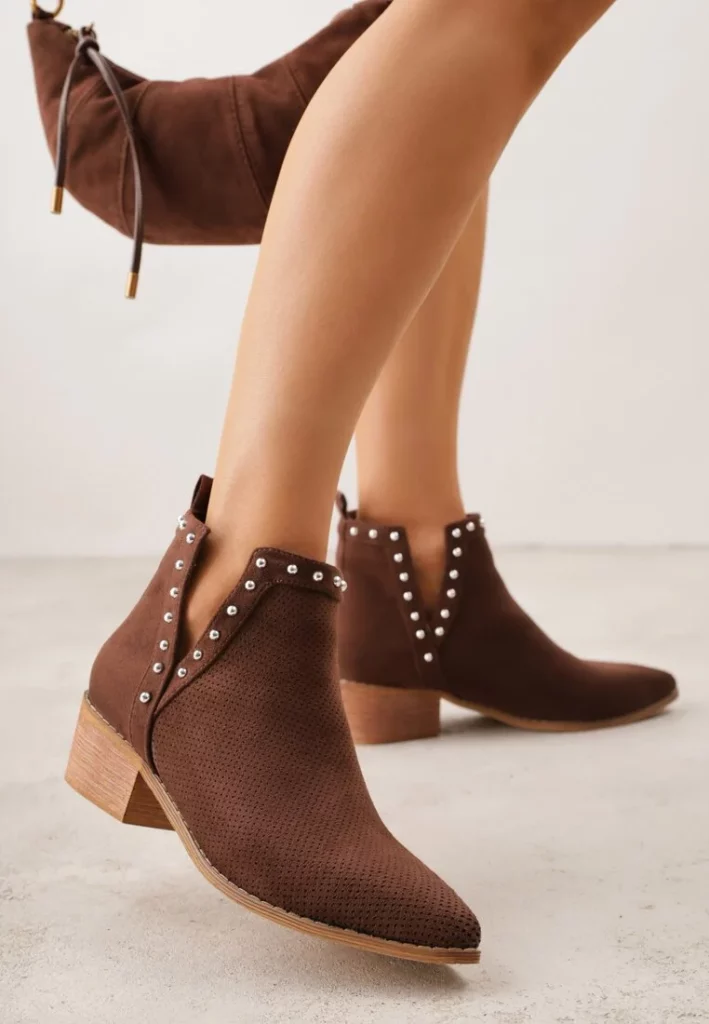 brązowe botki na słupku z nitami i ćwiekami