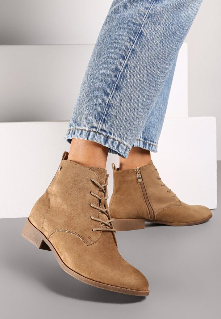 ciemnobeżowe wiązane płaskie botki