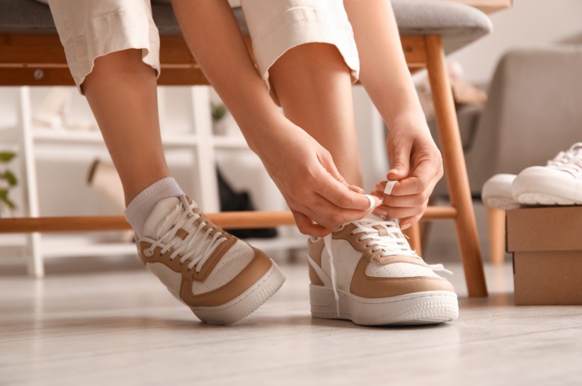 Jak i do czego nosić sneakersy damskie? Poznaj najmodniejsze stylizacje sezonu