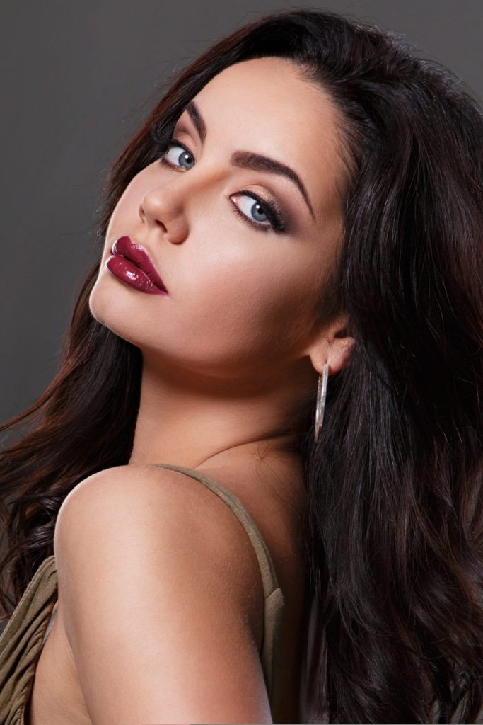 berry lips make up, makijaż na wesele dla niebieskich oczu i ciemnych włosów