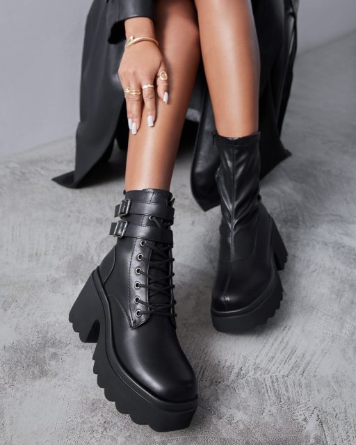 Ciężki but do stylizacji dodaje jej charakteru ✨🖤
Klasyczne korkery czy botki w stylu grunge?
Wybór należy do Ciebie!botki Lirrise: 398825
botki Falarina: 398828