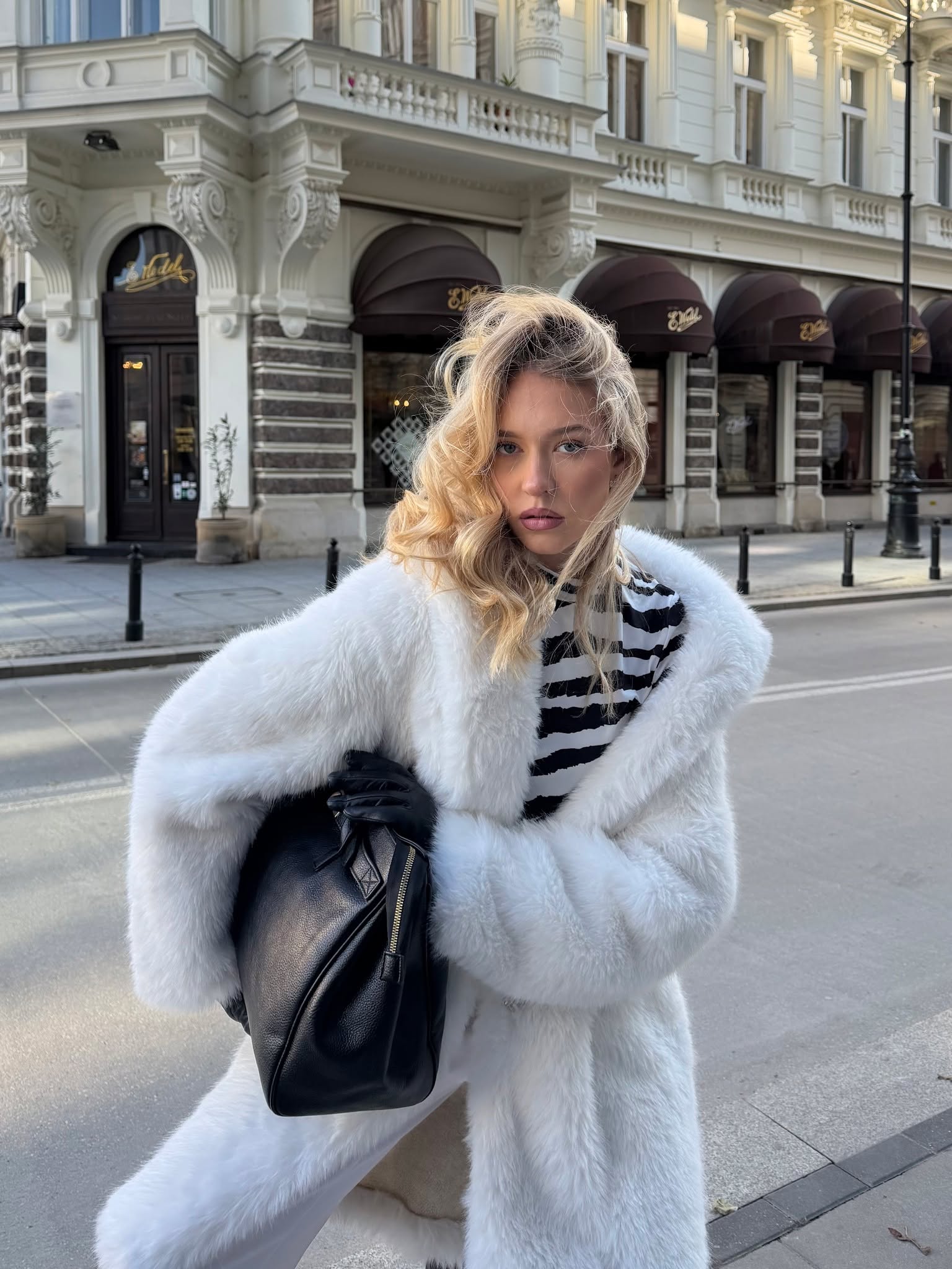 Motyw „urban jungle” to idealne połączenie dwóch światów: natury i miejskiej elegancji. My totalnie uwielbiamy ten trend, dołączacie do naszego klubu? 💋🦓płaszcz Otirona: 398585