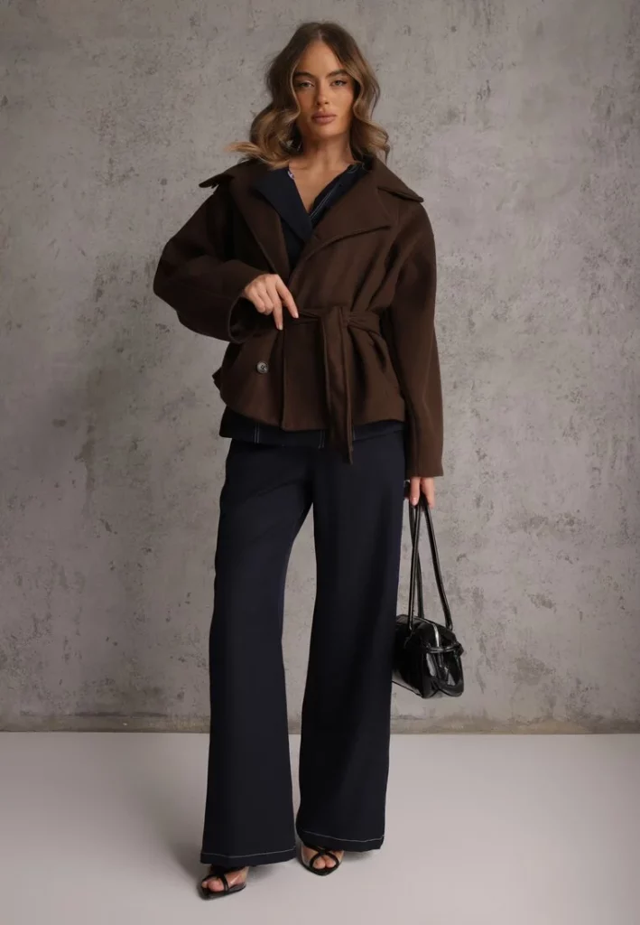 Krótki brązowy pudełkowy płaszcz z wiązaniem w talii. 