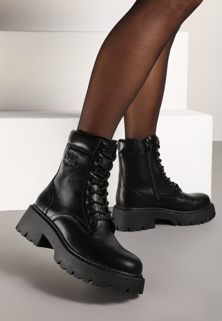 Buty workery czarne na nieco bardziej masywnej podeszwie ze sznurowaniem. 