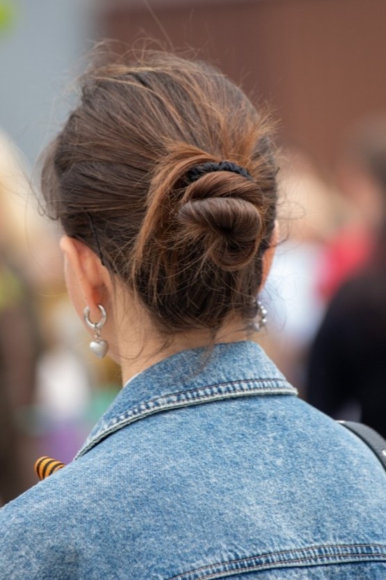 niski messy bun, fryzury włosy do ramion na co dzień