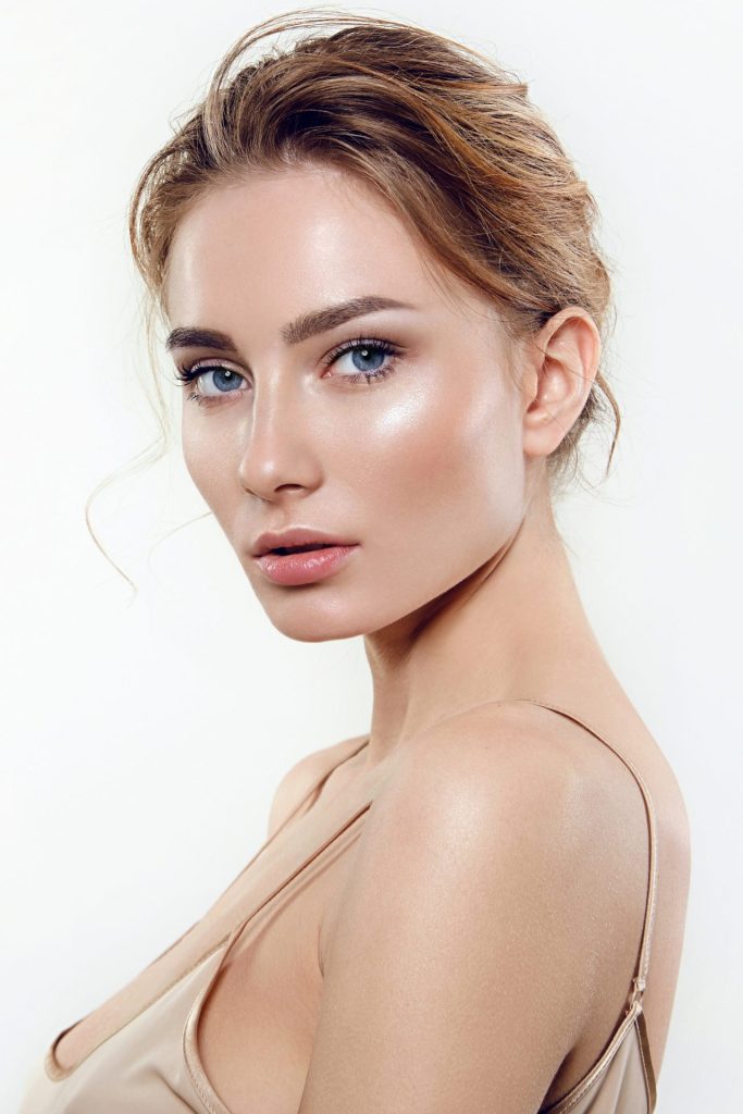 delikatny makijaż, medium contrast make up