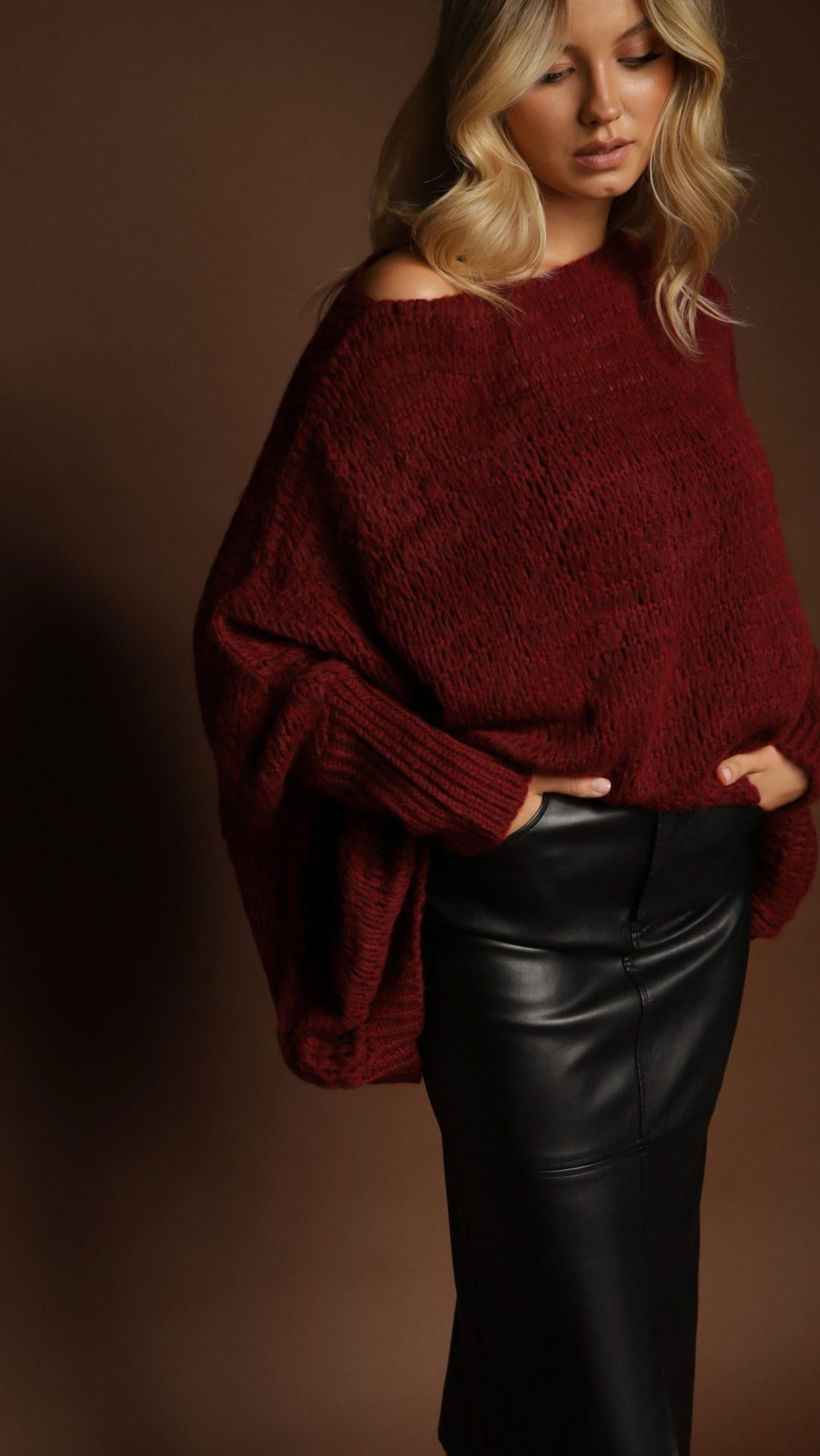 bordowy sweter stylizacje