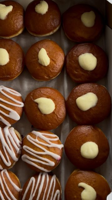 Renee girls rozdały dziś mnóstwo pączków, które przygotowała @bochena.warszawa 🤍🍩Po dzisiejszym baaaardzo słodkim dniu nasza społeczność się powiększyła! And…. We love it 🎀