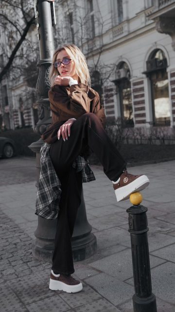 Fashion rule:
jeśli nie wiesz, jakie buty wybrać… sneakersy zawsze działają. 👟Sneakersy Tatellia: 404574