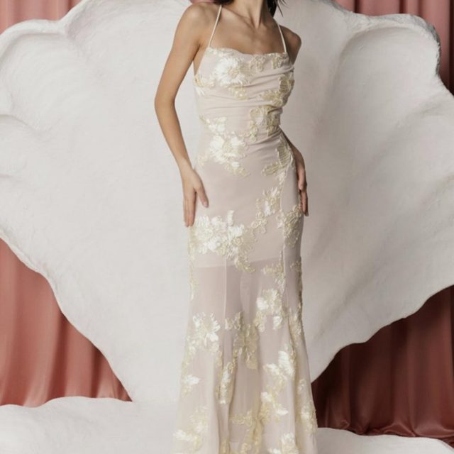 Uwaga: ta sukienka z naszej wedding collection🤍
może przyciągać więcej spojrzeń niż panna młoda. ✨Sukienka Cezenna: 404784