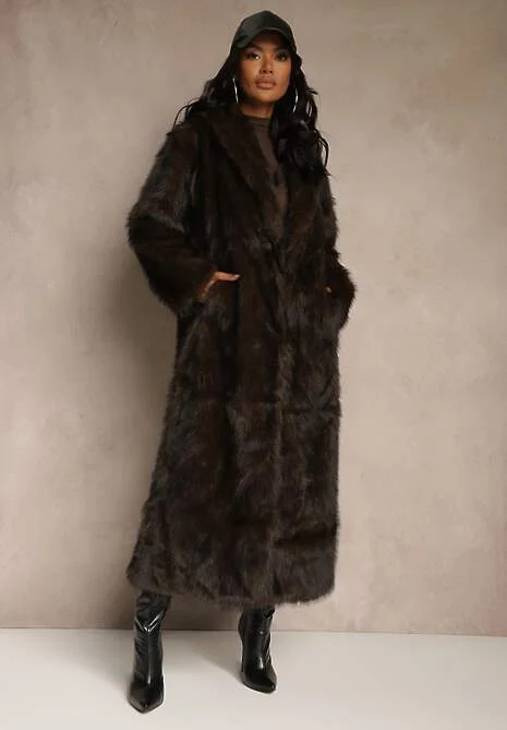 Długie ciemnobrązowe futro damskie zaprezentowane na modelce w połączeniu z czapką z daszkiem i kozakami.