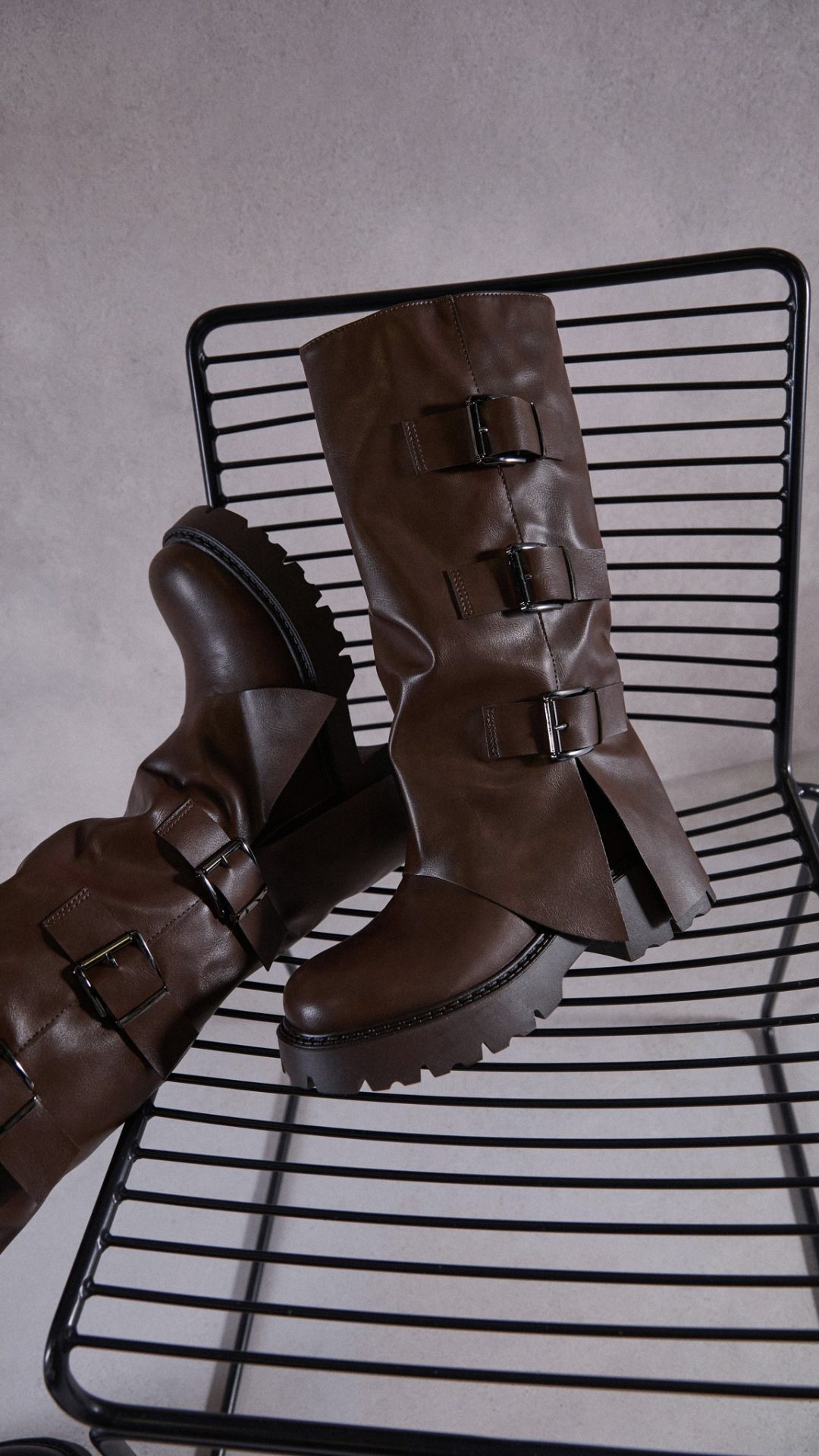 Heavy boots, light mood.
Ciężkie buty to trend, który wraca do nas już co sezon - my jesteśmy NA TAK! 💋Kozaki Anileria: 400202