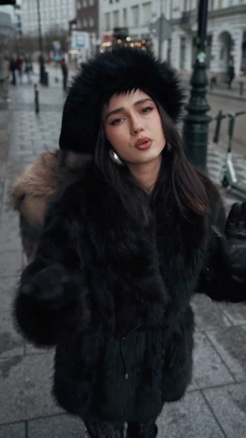 Vibe? renee. Fit? renee. Mood? Beez in the trap 🔥#reneegirls #beezinthetrap