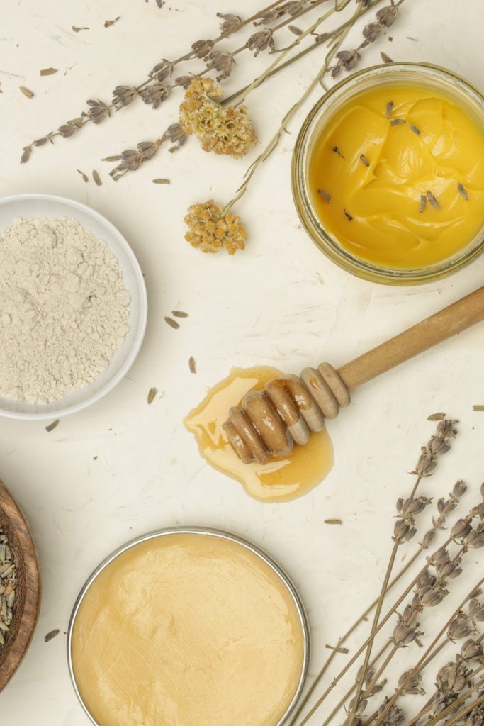 Miód na suche dłonie – viralowa maseczka z TikToka