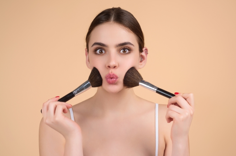 makijaż wyszczuplający twarz