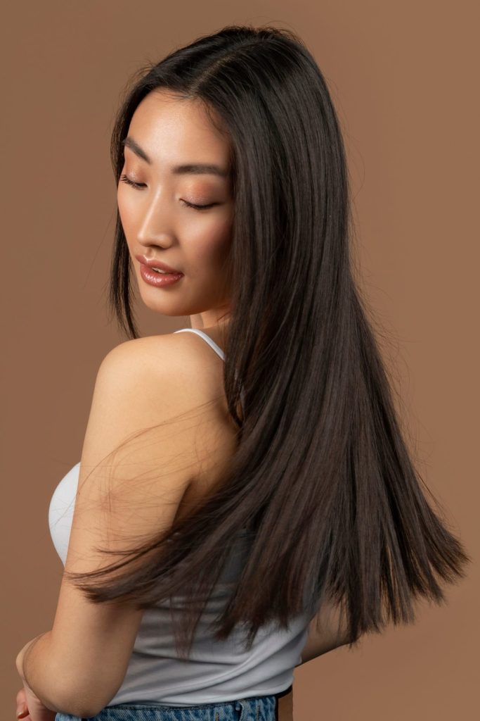 proste lśniące włosy niskopory