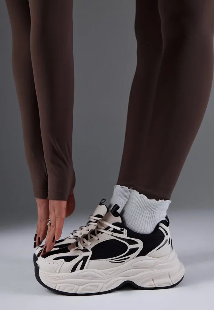 sneakersy na platformie beżowo czarne