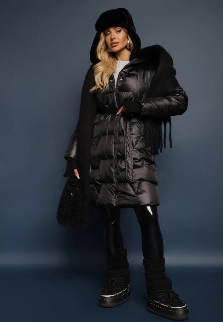 Czarna Długa Kurtka Pikowana z Odpinanym Kołnierzem i Paskiem Rinarella