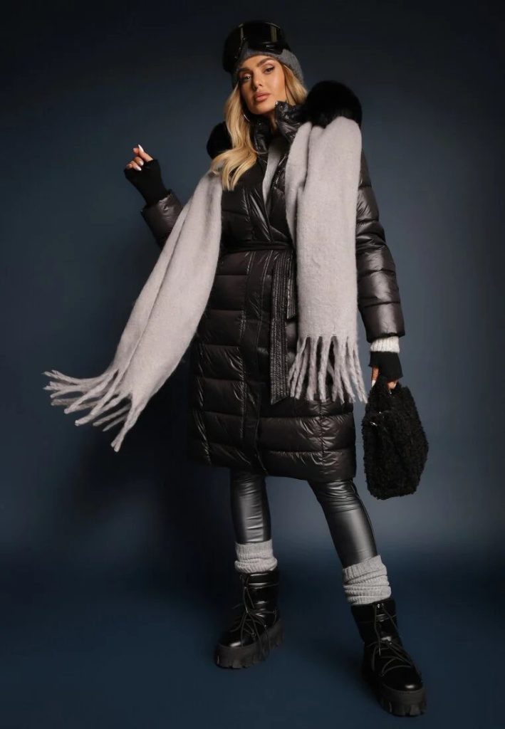 Czarna Długa Kurtka Pikowana z Odpinanym Kapturem Ozdobionym Futerkiem i Paskiem Iveleti