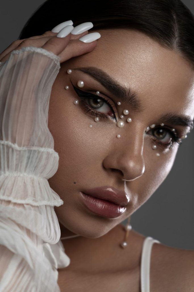 makijaż z perłami