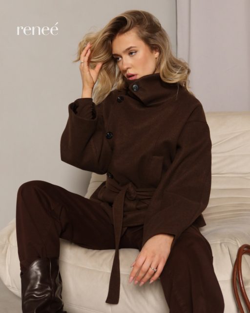 Trend: layering.🤎
Styl, który działa.
Niezależnie od temperatury.
Krótki Płaszcz Tusainea: 401763