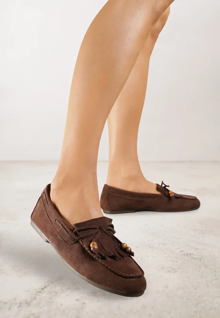Brązowe mokasyny z koralikami, kokardą i frędzlami Nahda – styl boho na płaskiej podeszwie