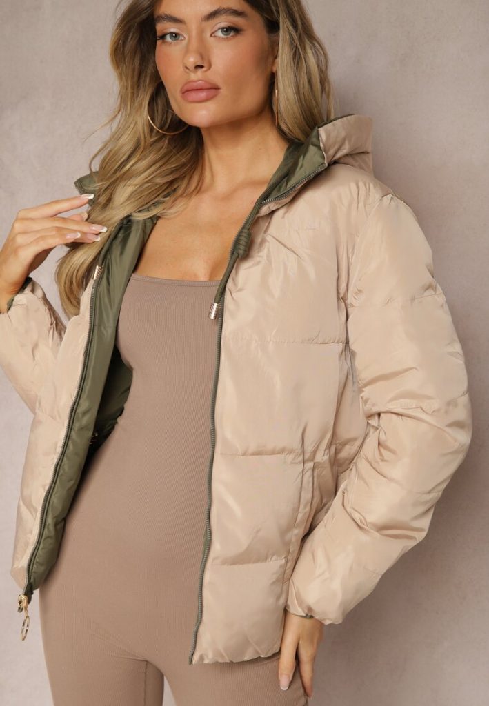 Ciemnozielona pikowana kurtka dwustronna z kapturem – sportowa stylizacja przejściowa